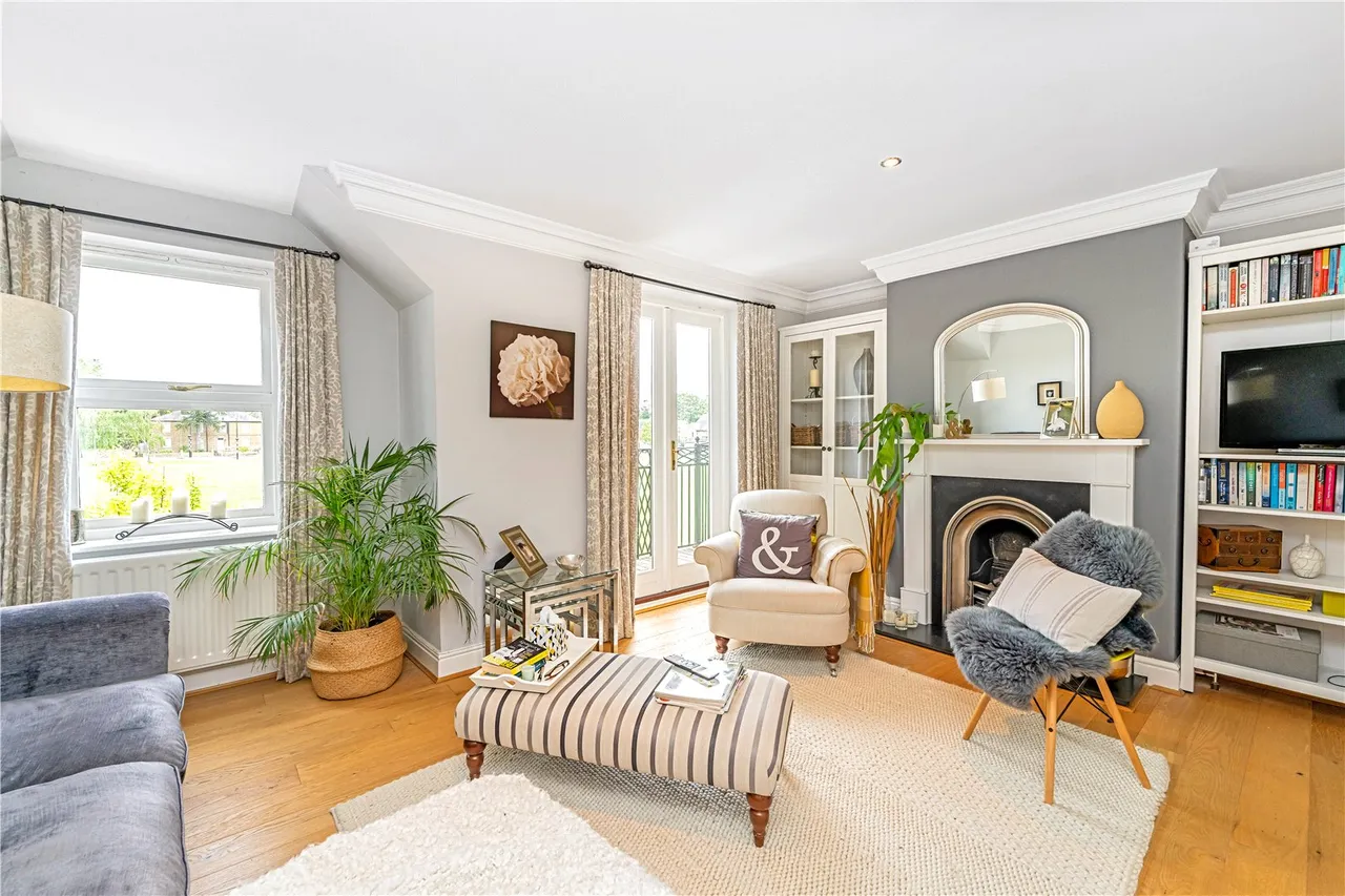 Gander Green Crescent, Hampton, TW12 2FA, photo 3