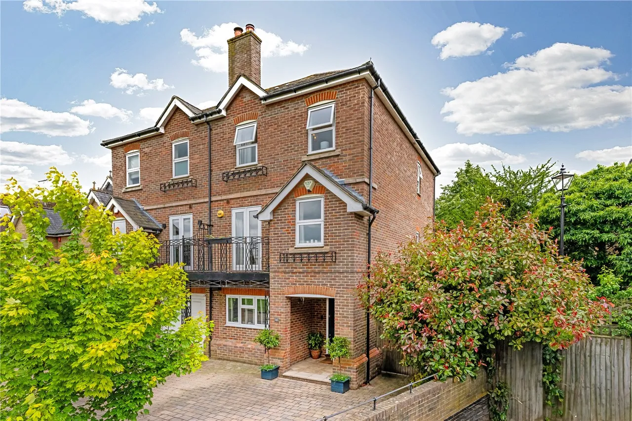 4 bed house for sale — Gander Green Crescent, Hampton, TW12 2FA