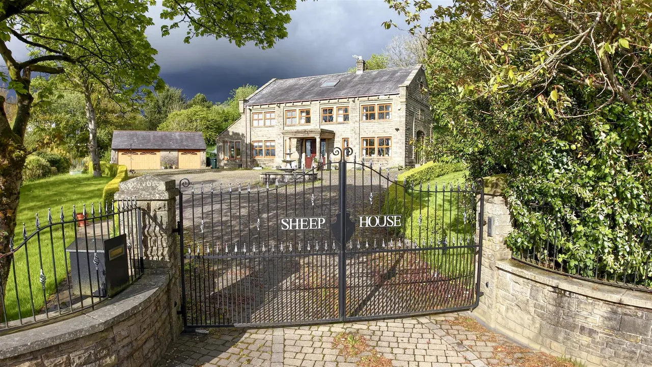 Rochdale Road, Bacup, photo 5