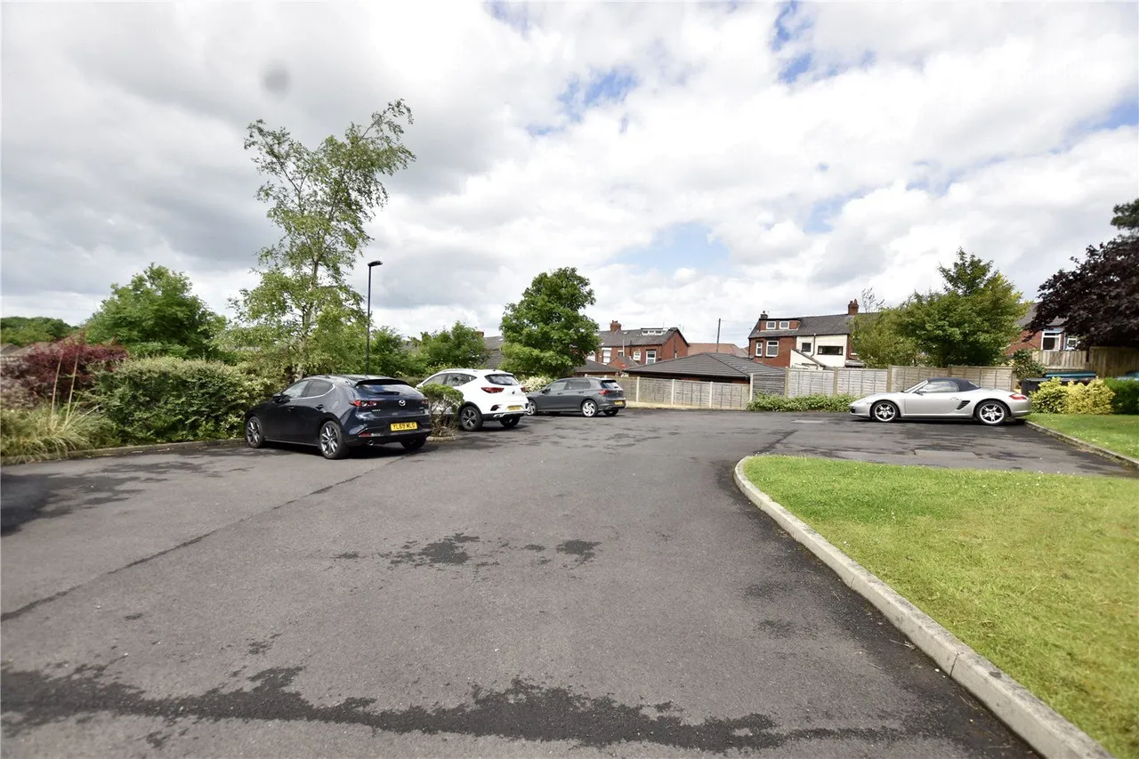 Hilltop Drive, Royton, OL2, photo 13