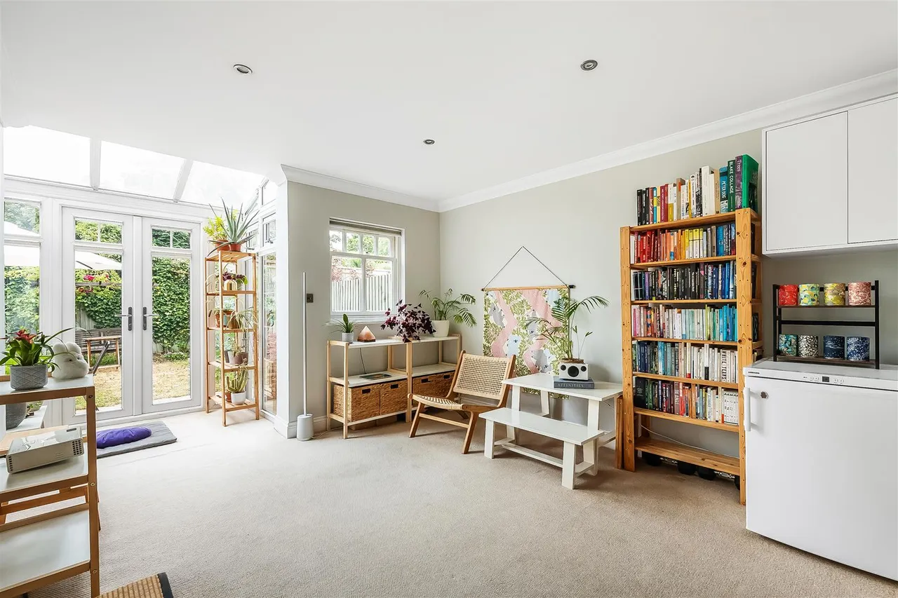 Highlands Road, Leatherhead, KT22, photo 3