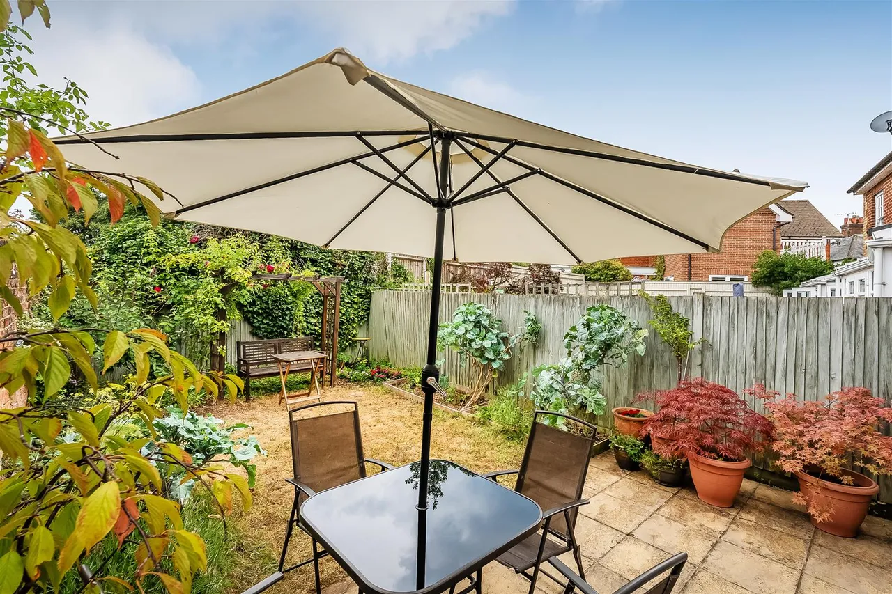 Highlands Road, Leatherhead, KT22, photo 12
