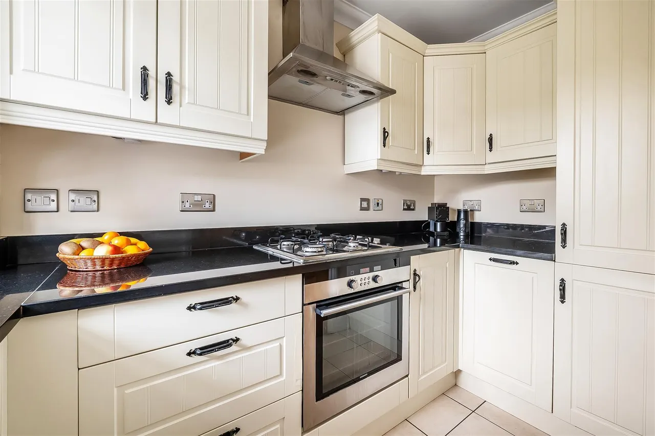 Highlands Road, Leatherhead, KT22, photo 4
