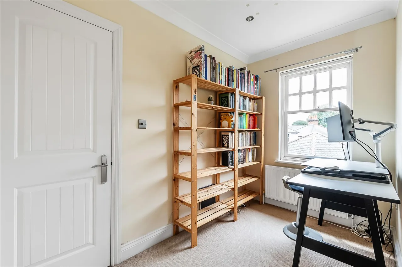 Highlands Road, Leatherhead, KT22, photo 18