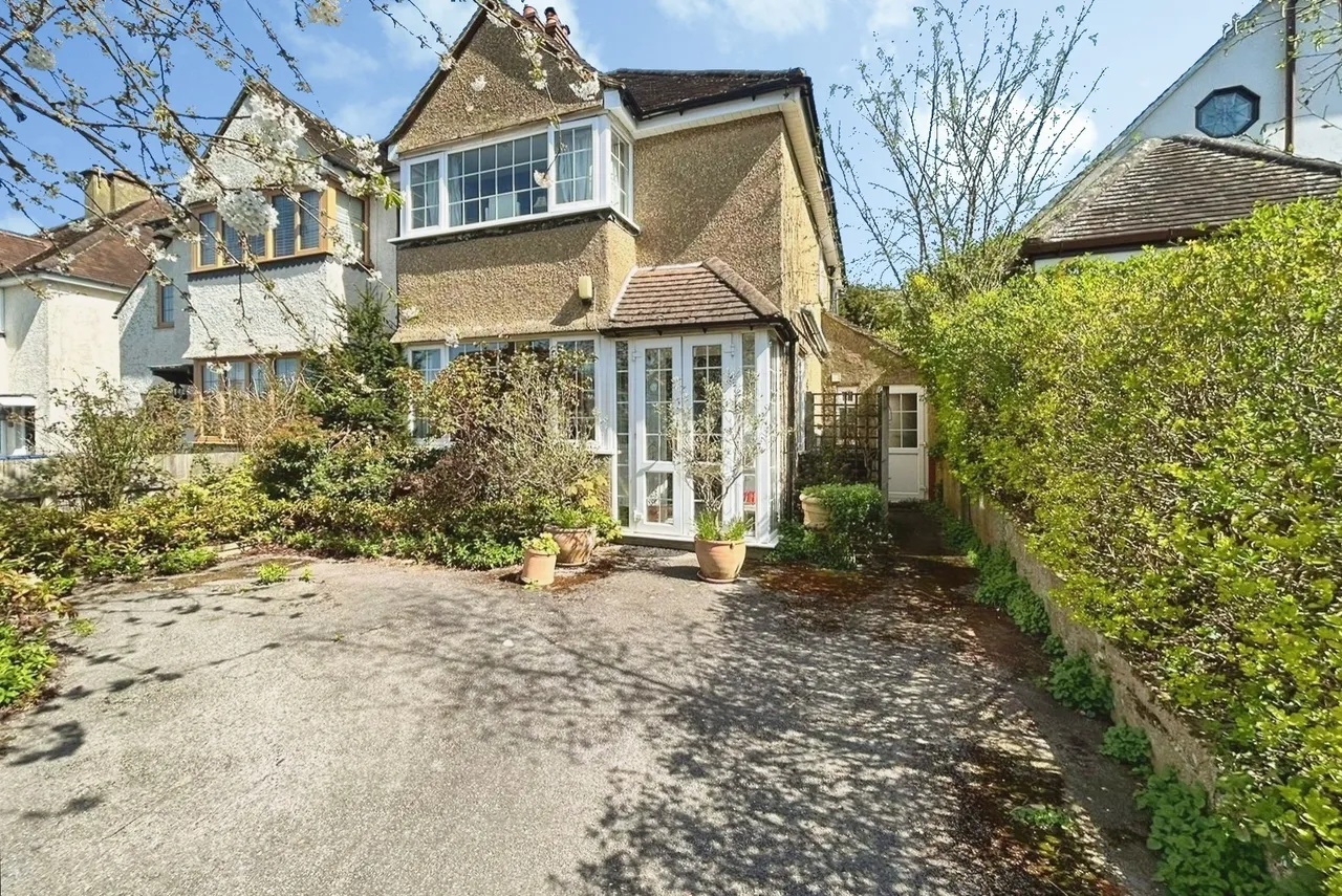 3 bed house for sale, Weydon Hill Road, Farnham, GU9