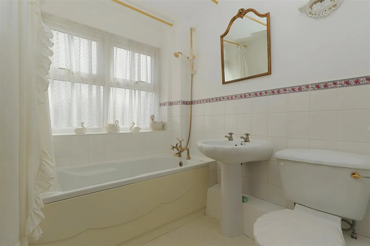 Merton Avenue, Farsley, LS28, photo 11
