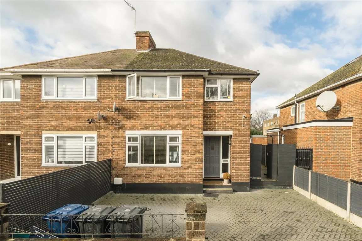 3 bed house for sale — First Avenue, Acton