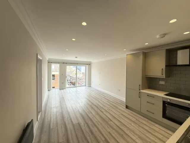 2 bed flat to rent — 2-4 The Parade, WD17