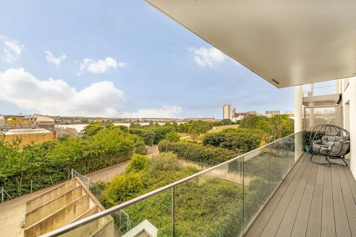 2 bed flat for sale, Booth Road, Riverside View