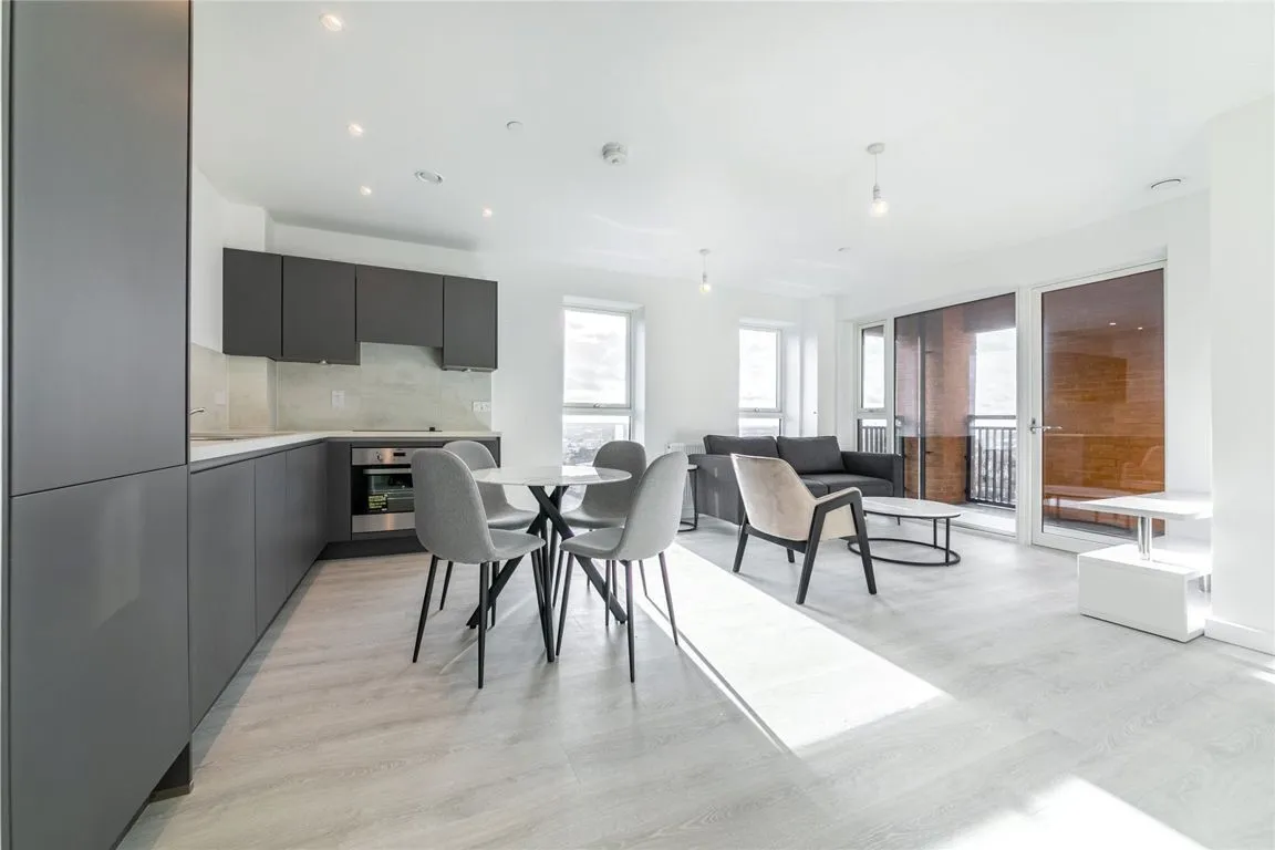 2 bed flat to rent — East Acton Lane, Acton