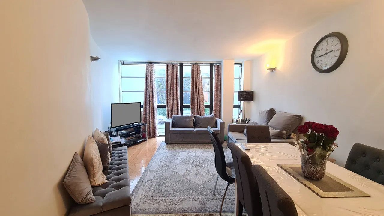 2 bed flat for sale — Odeon Parade, London Road, Isleworth