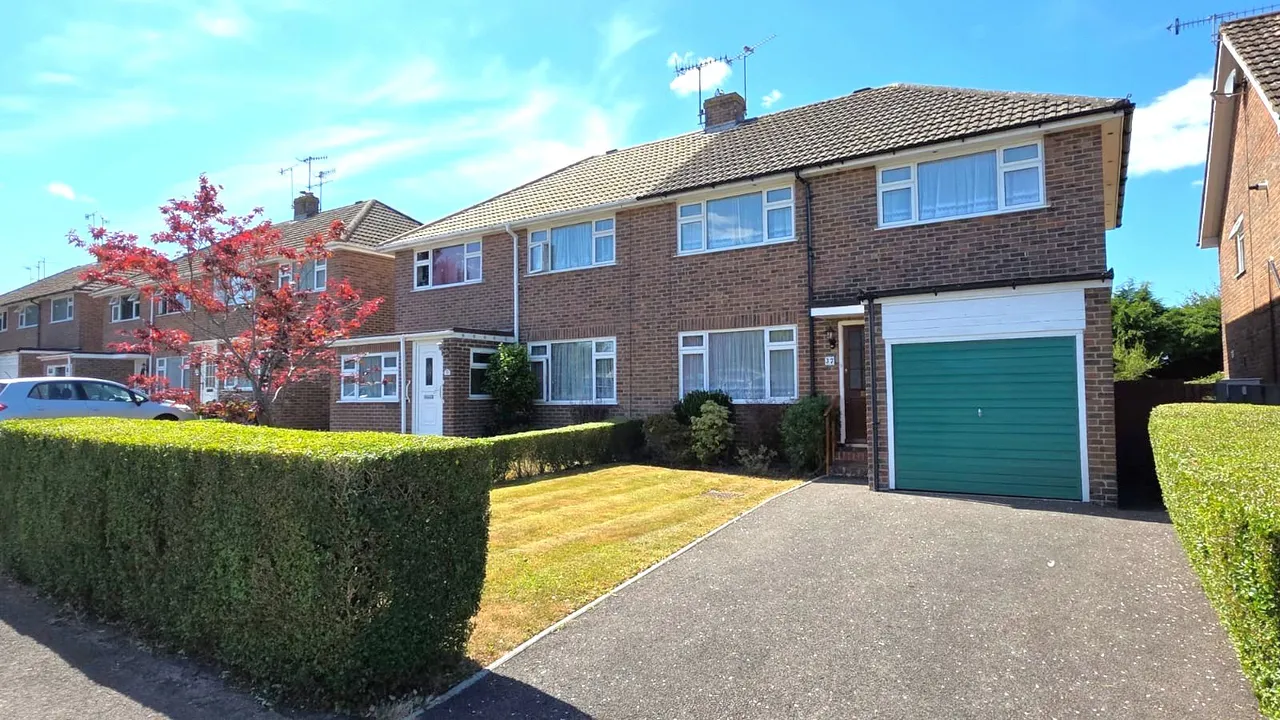 3 bed house for sale, Fairway, Copthorne, RH10