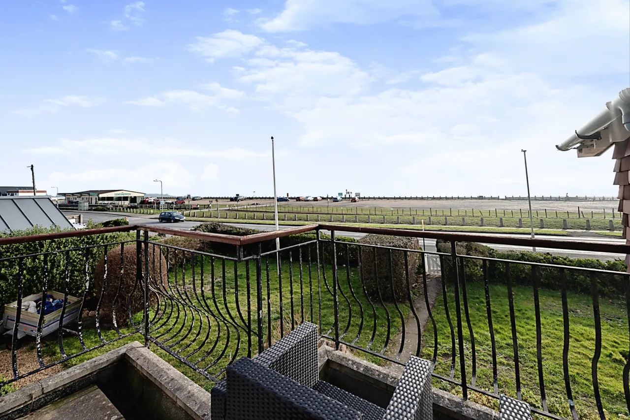 Sea Front, Hayling Island, PO11, photo 2