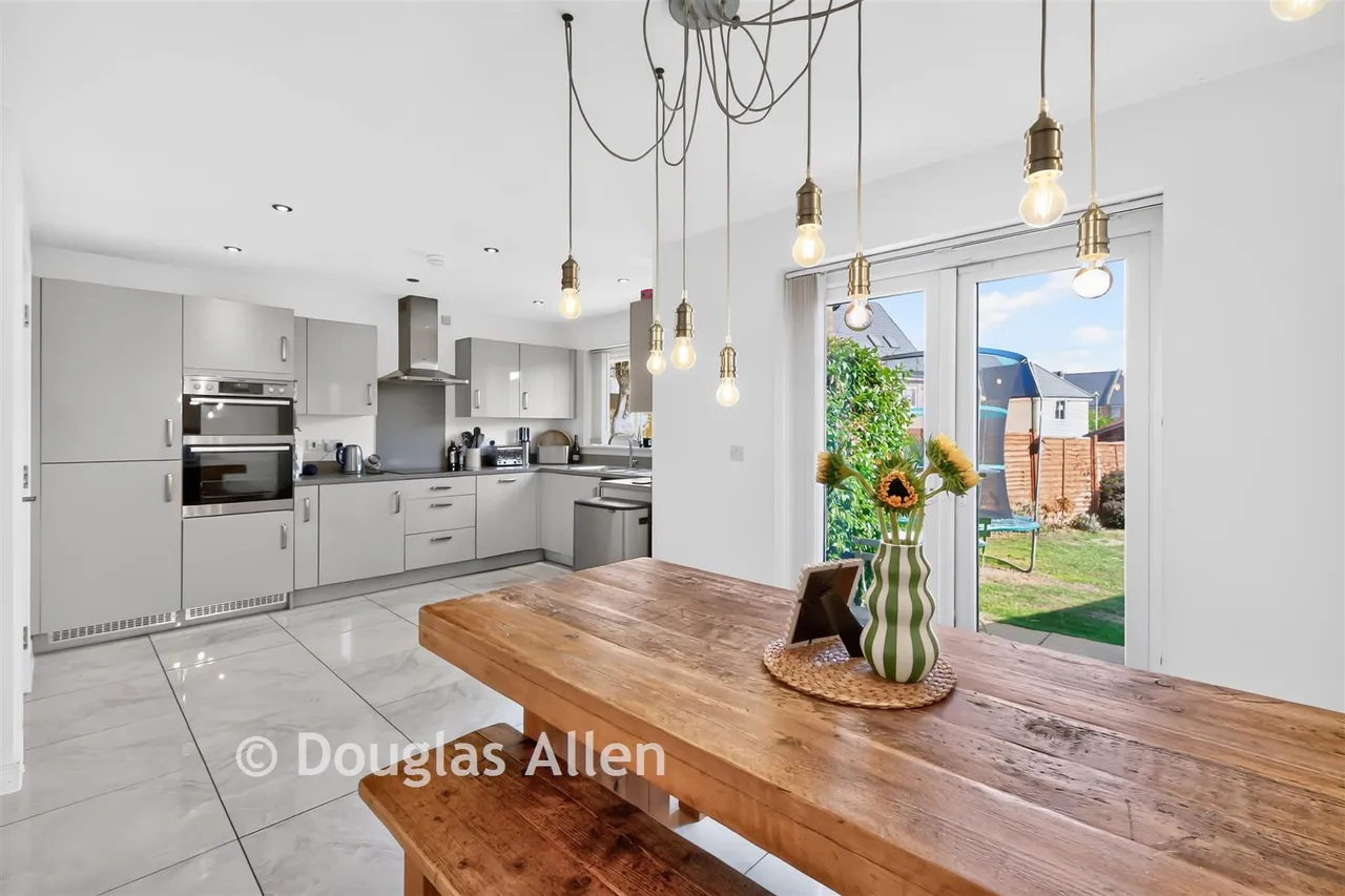 Dulwich Avenue, Basildon, SS15, photo 2