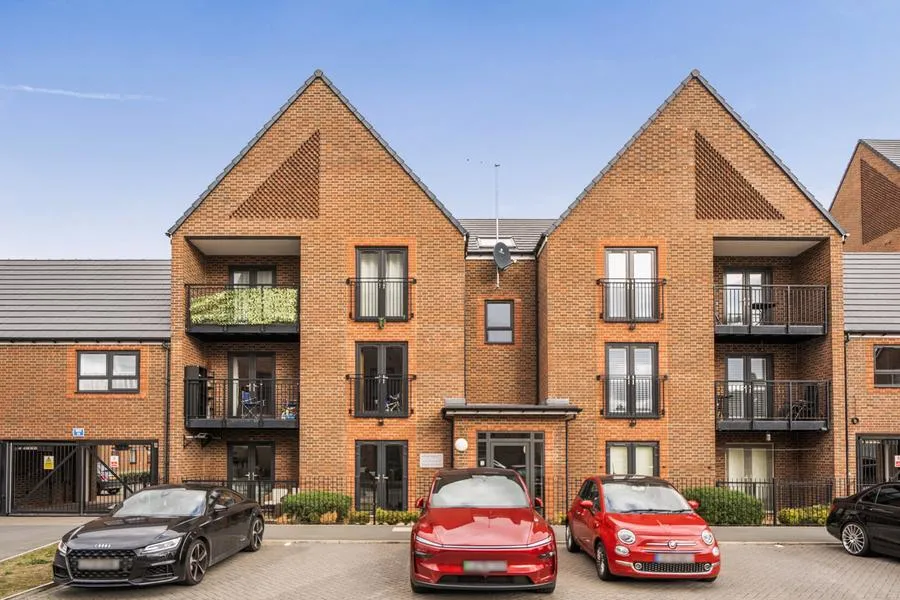 2 bed flat for sale, Kingsbrook Basin, Broughton, HP22