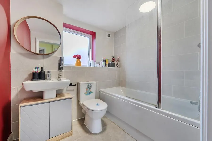 Kingsbrook Basin, Broughton, HP22, photo 16