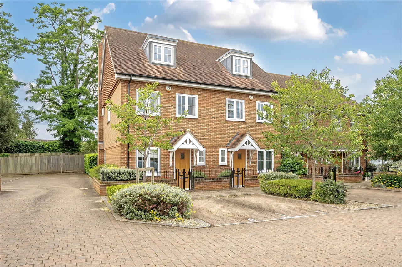 3 bed house for sale, Walsham Mews, Ripley, GU23