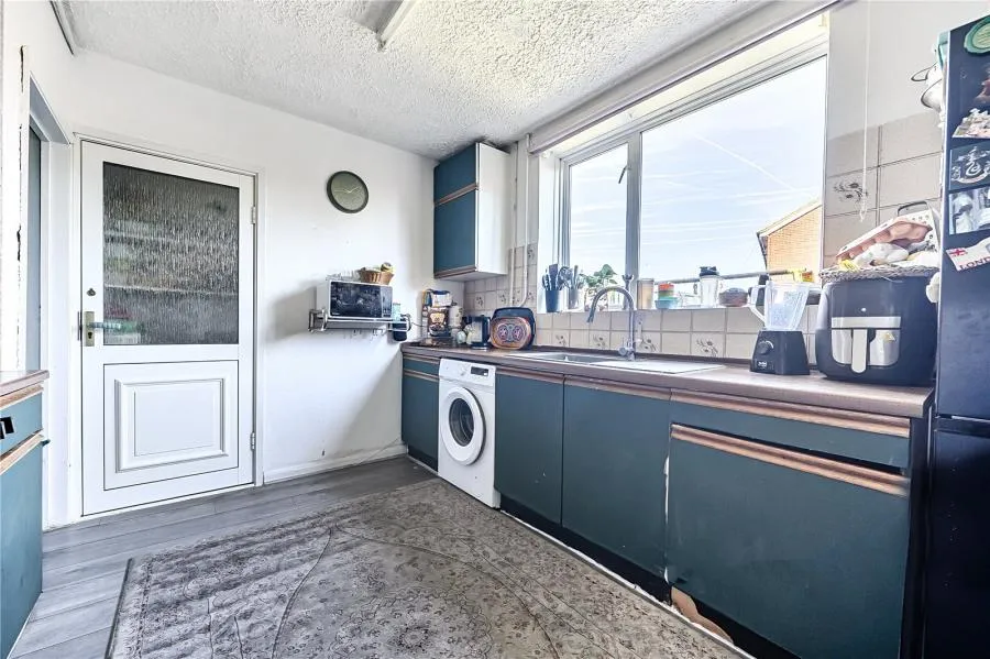 Long Furlong Drive, Slough, SL2, photo 4