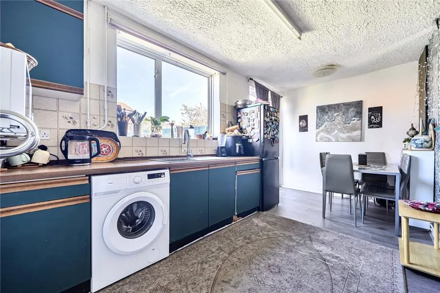 Long Furlong Drive, Slough, SL2, photo 6