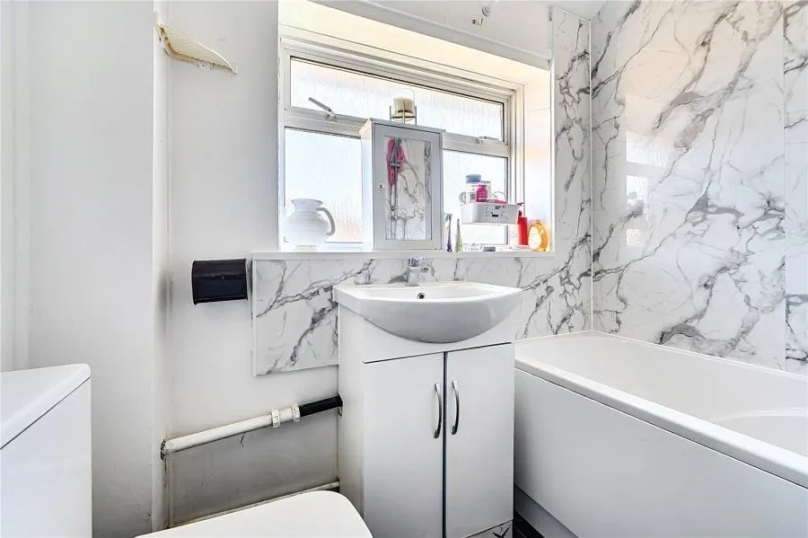 Long Furlong Drive, Slough, SL2, photo 16