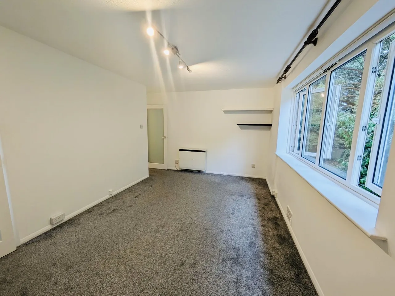 Pound Hill, RH10, photo 3