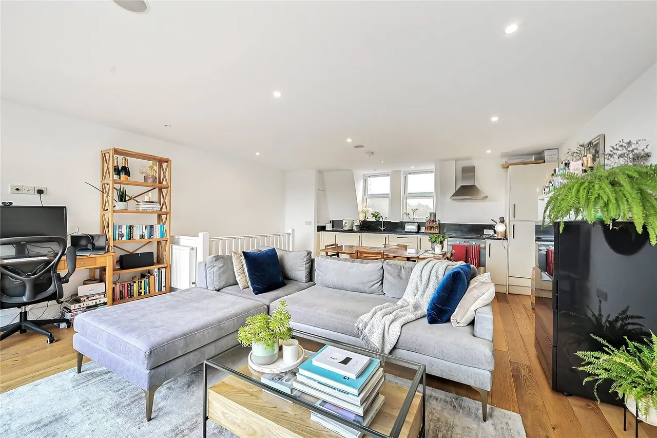 2 bed flat for sale, Culvert Road, London, SW11
