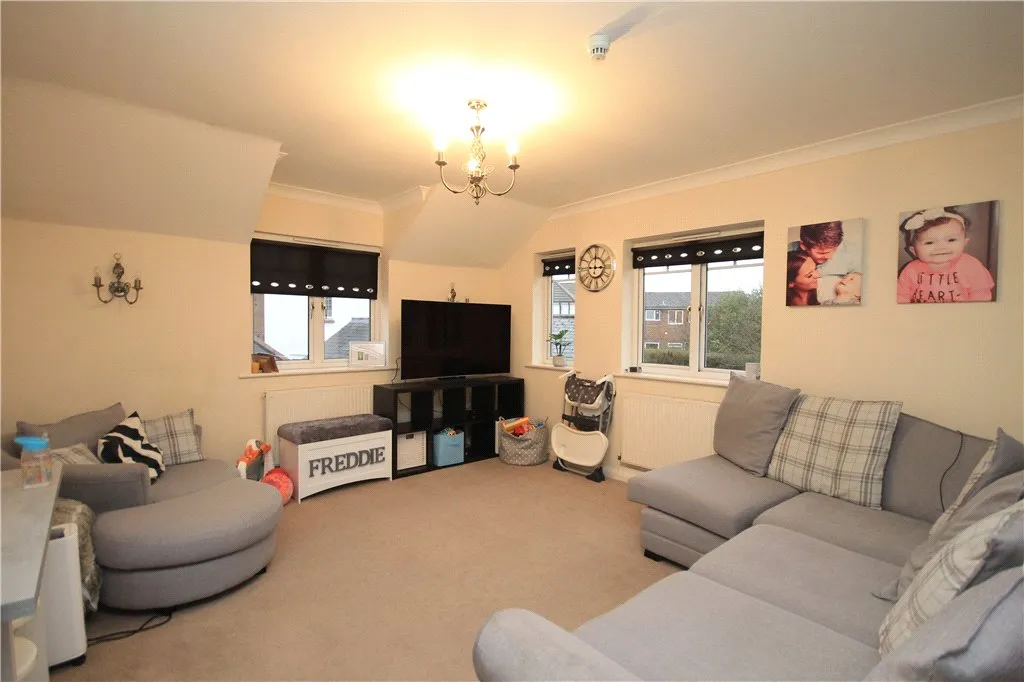 Broadway, Knaphill, GU21, photo 2