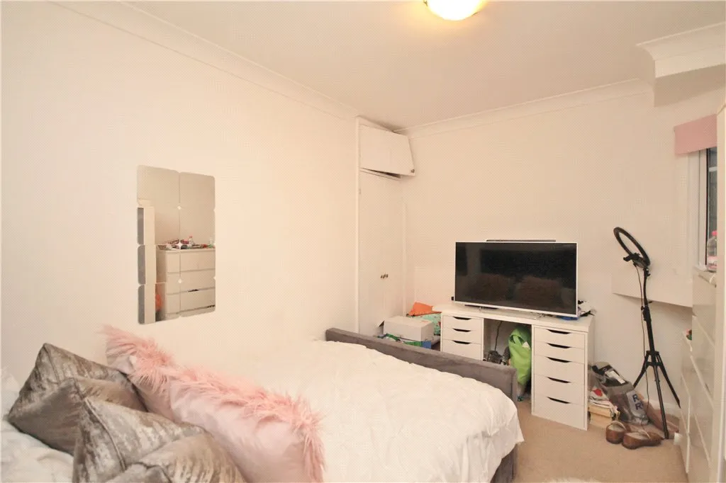 Broadway, Knaphill, GU21, photo 4