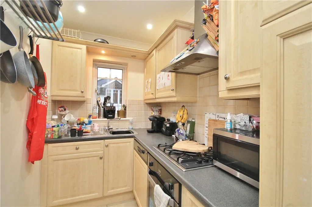 Broadway, Knaphill, GU21, photo 3