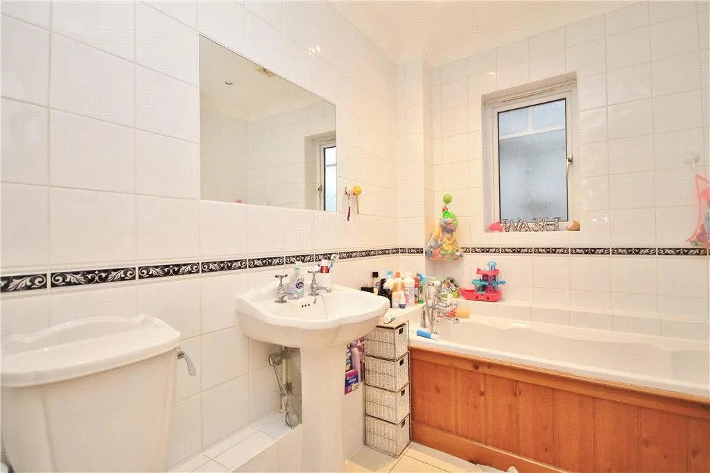 Broadway, Knaphill, GU21, photo 5