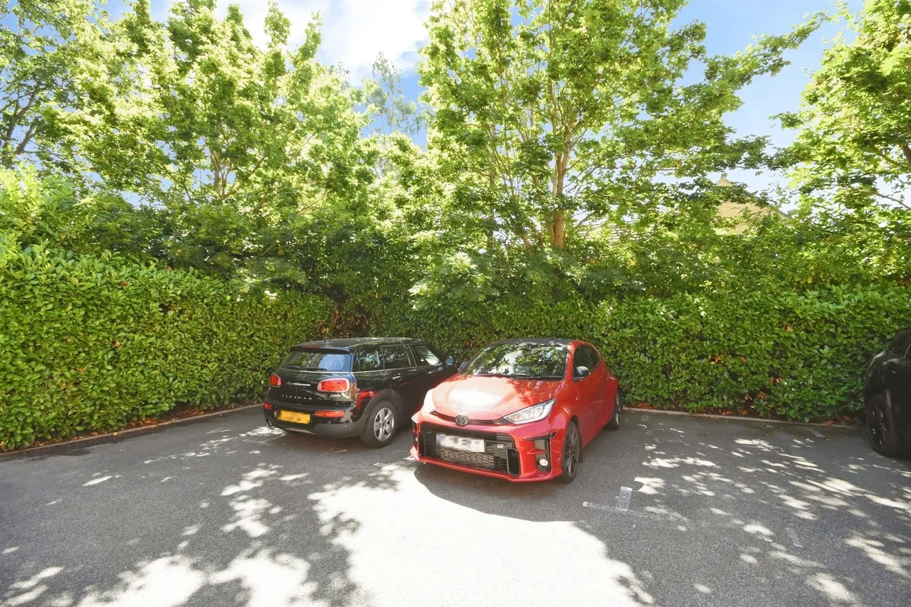 Academy Fields Road, Romford, RM2, photo 2