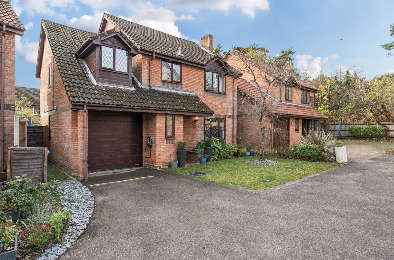 4 bed house for sale — Fawler Mead, Bracknell, Berkshire, RG12 9YW