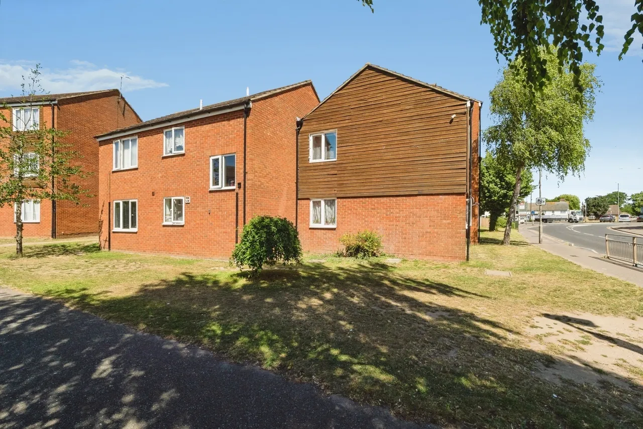 2 bed flat for sale — Benyon Path, South Ockendon, Essex, RM15
