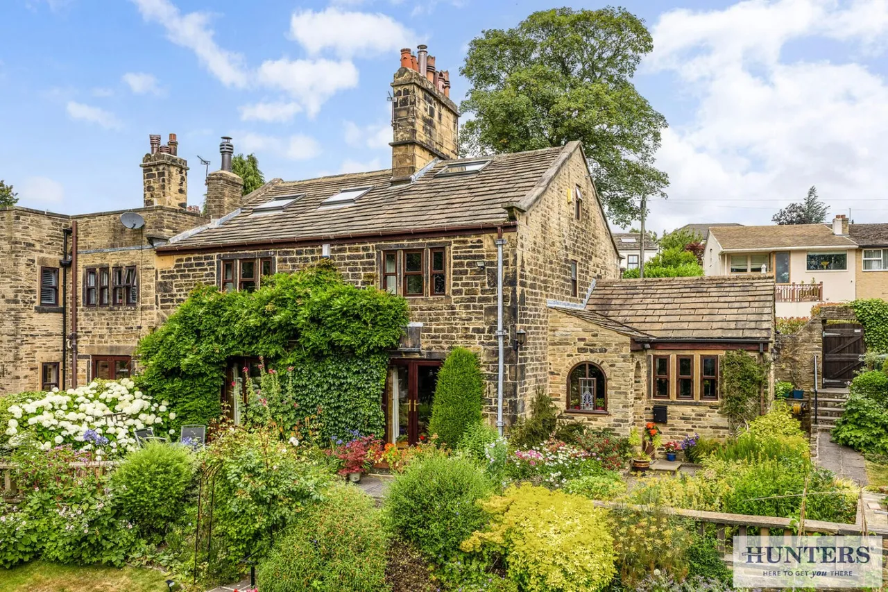 4 bed house for sale, Town Street, Rawdon, LS19