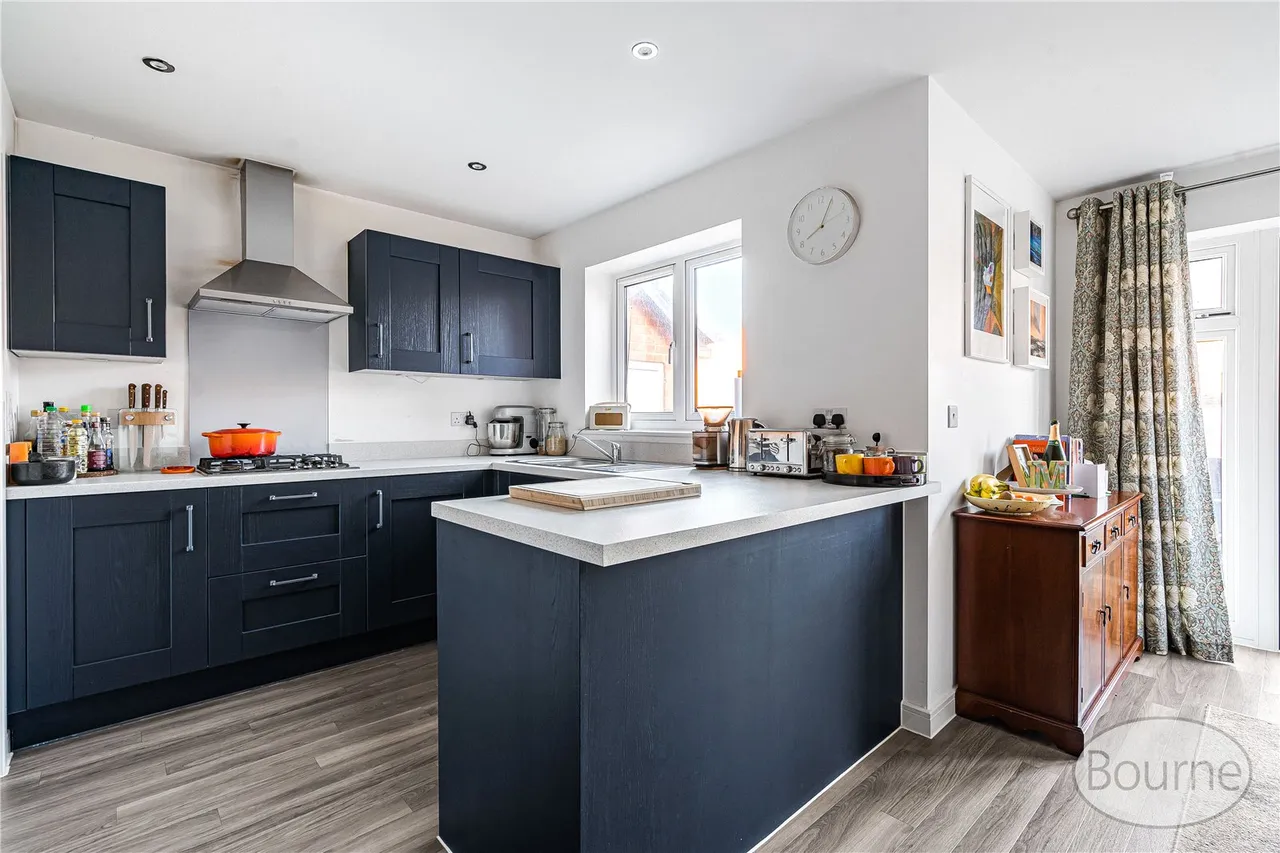 Vernon Drive, Tongham, GU10, photo 2