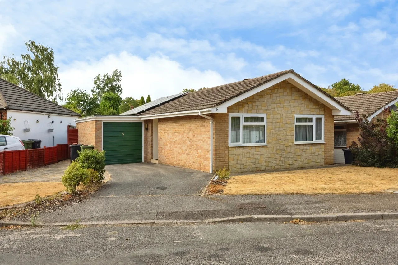 3 bed house for sale, Weydown Close, Guildford, GU2