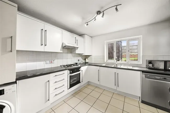 3 bed house for sale — Kent Close, Uxbridge