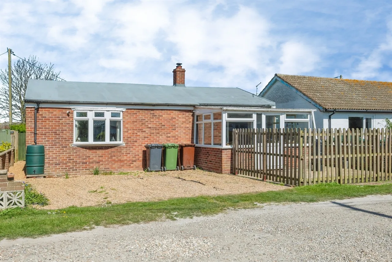 3 bed house for sale — Abbotts Way, Eccles-On-Sea, Norwich