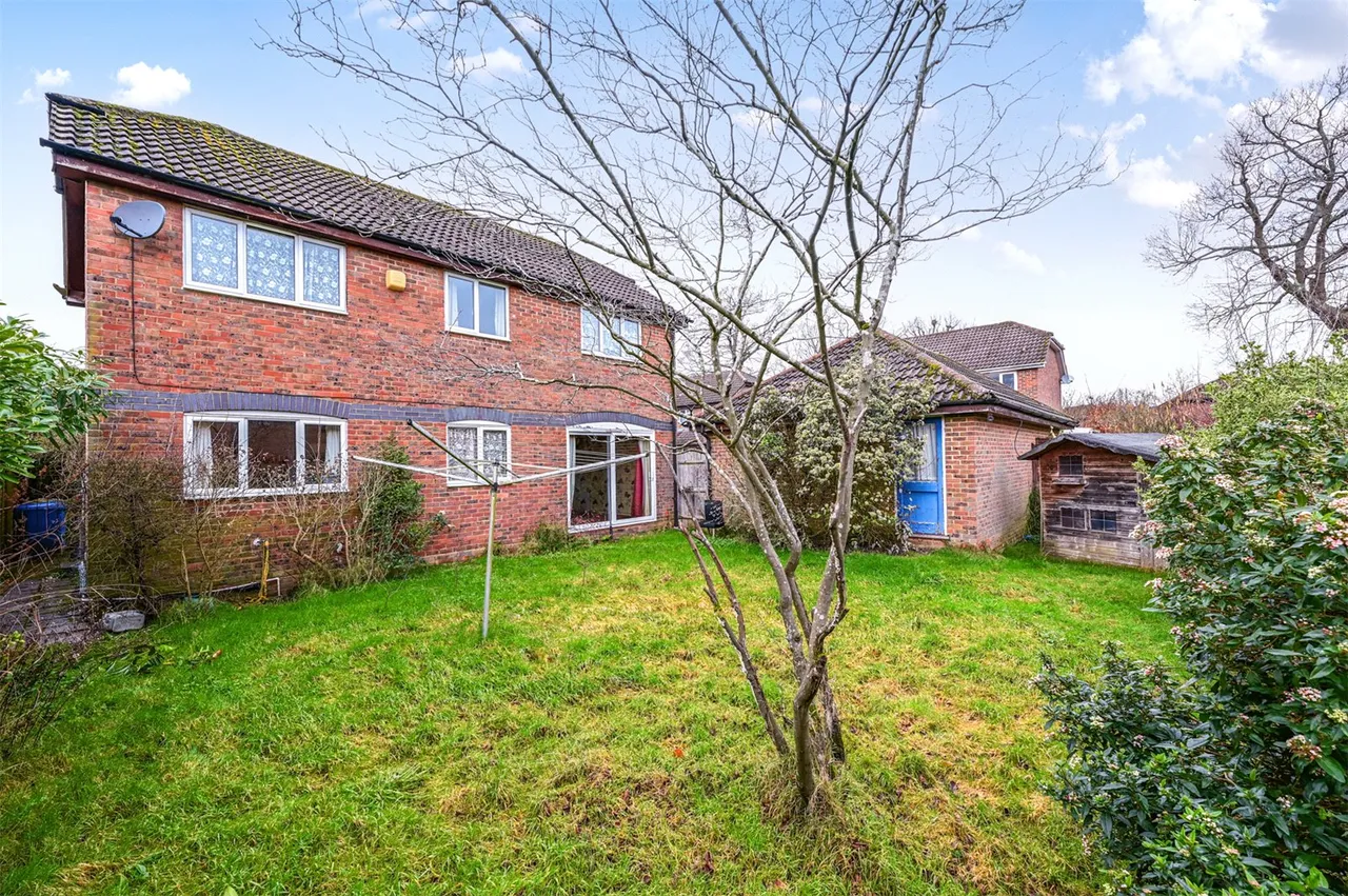 Tweedsmuir Close, Farnborough, Hampshire, GU14 0QA, photo 4
