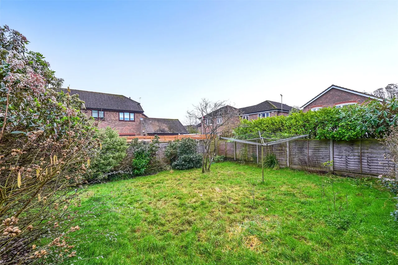Tweedsmuir Close, Farnborough, Hampshire, GU14 0QA, photo 11