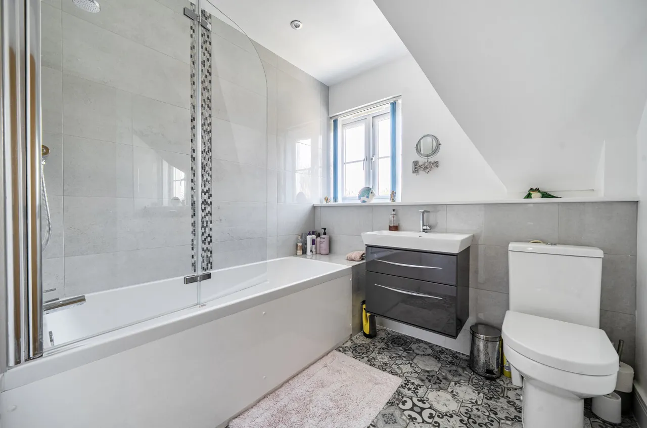 Hillside Mews, Sarisbury Green, SO31, photo 17