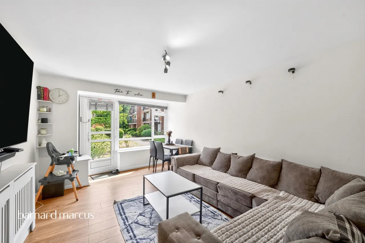 2 bed flat for sale — Castle Way, Feltham