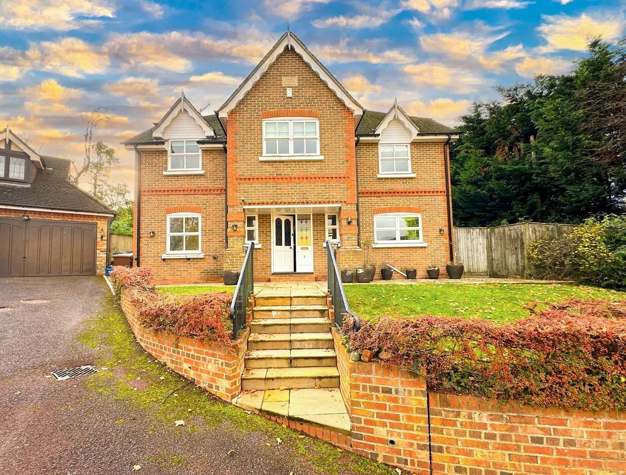 5 bed house for sale — Otway Gardens, Bushey, WD23