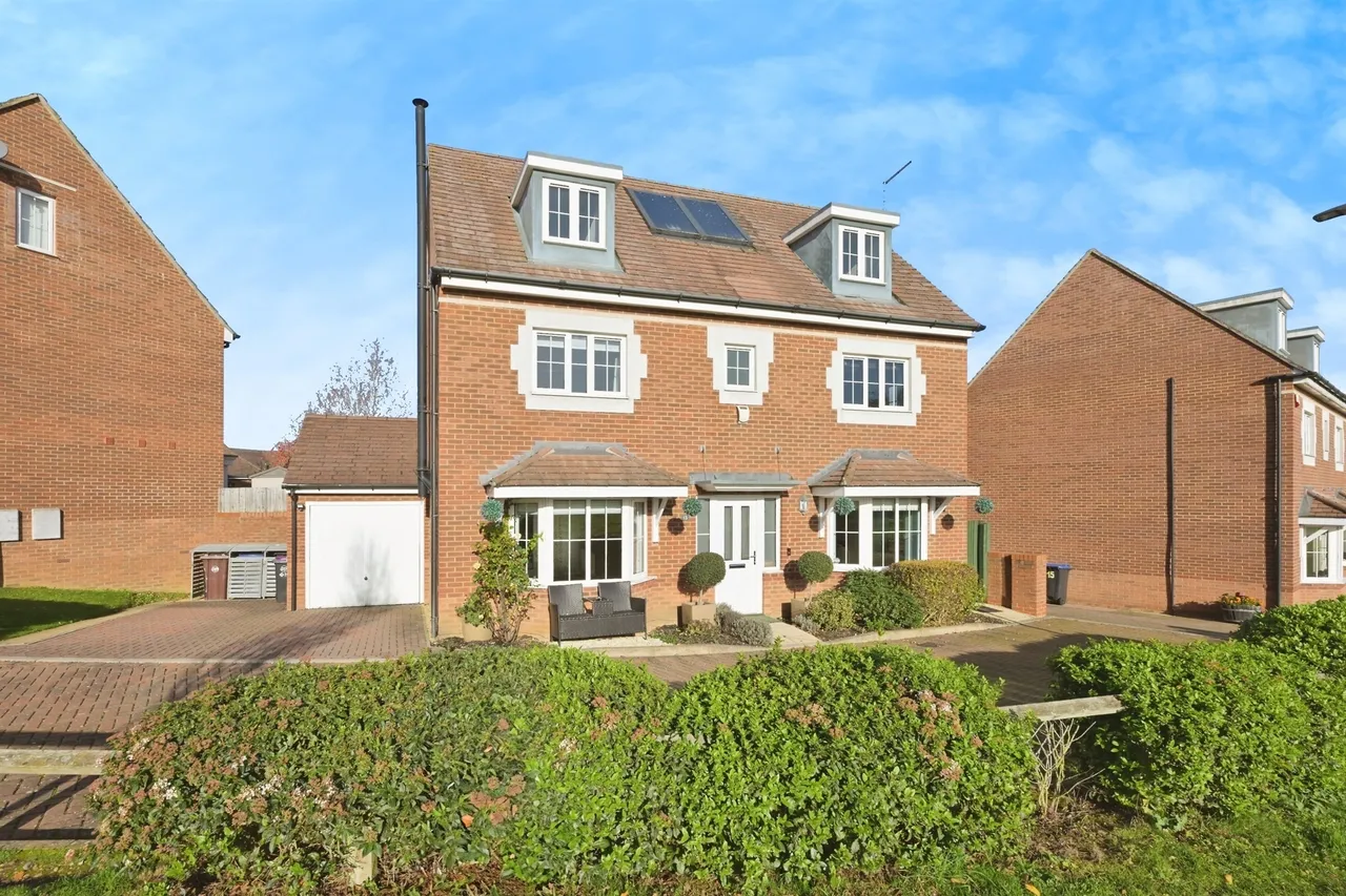 5 bed house for sale — Gatekeepers Way, Watton At Stone, Hertford