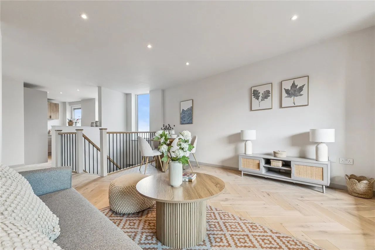 3 bed flat for sale, Kingston Road, London, SW19