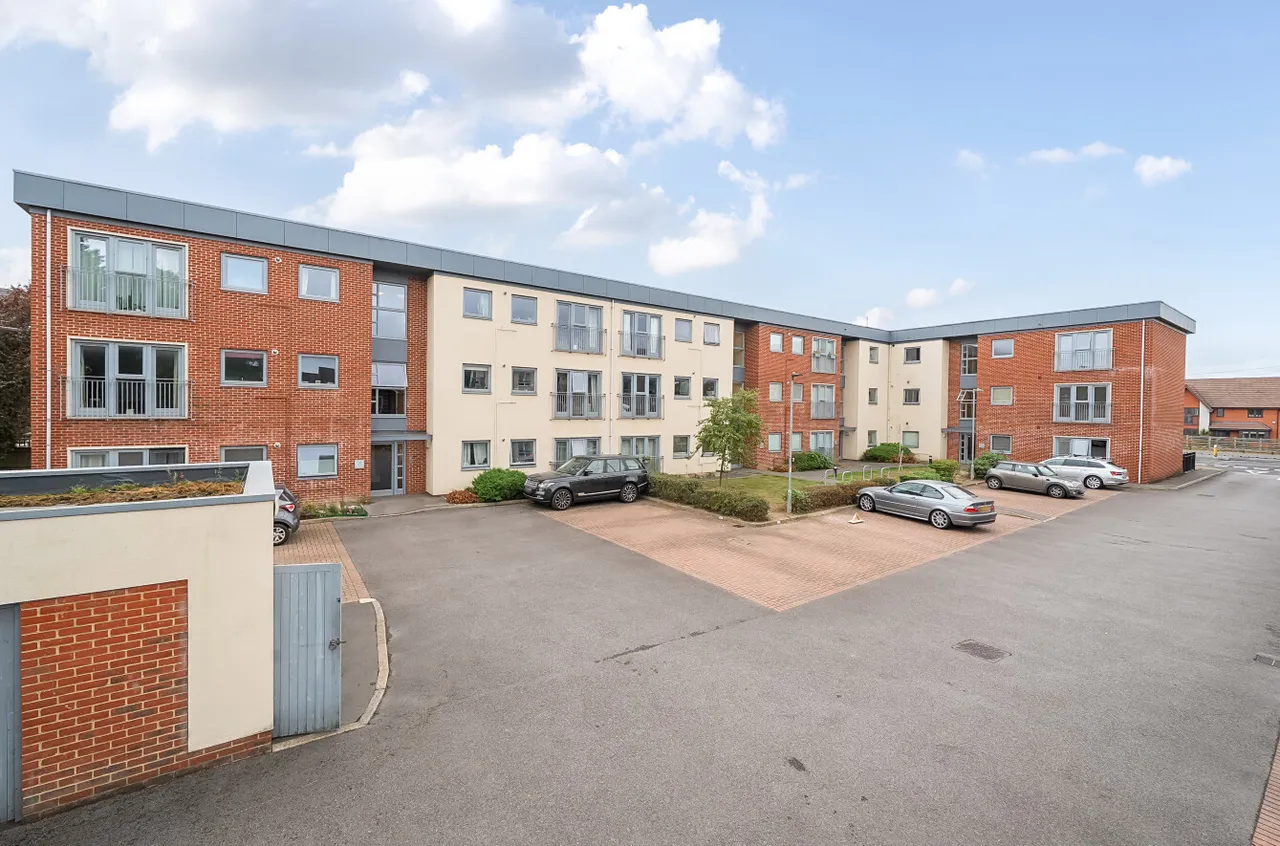 2 bed flat for sale — London Road, Binfield, Bracknell, Berkshire, RG42 4FA