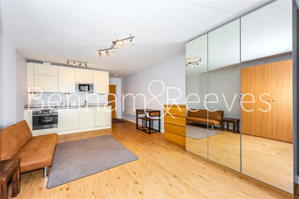 Boulevard Drive, Beaufort Park, NW9, photo 3