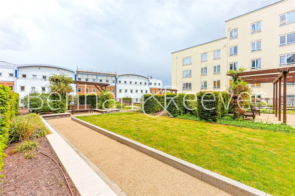 Boulevard Drive, Beaufort Park, NW9, photo 6