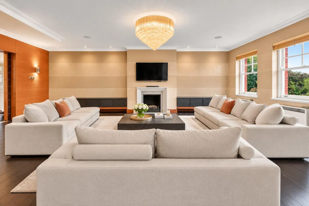 4 bed flat to rent, Kensington Court, Kensington, W8