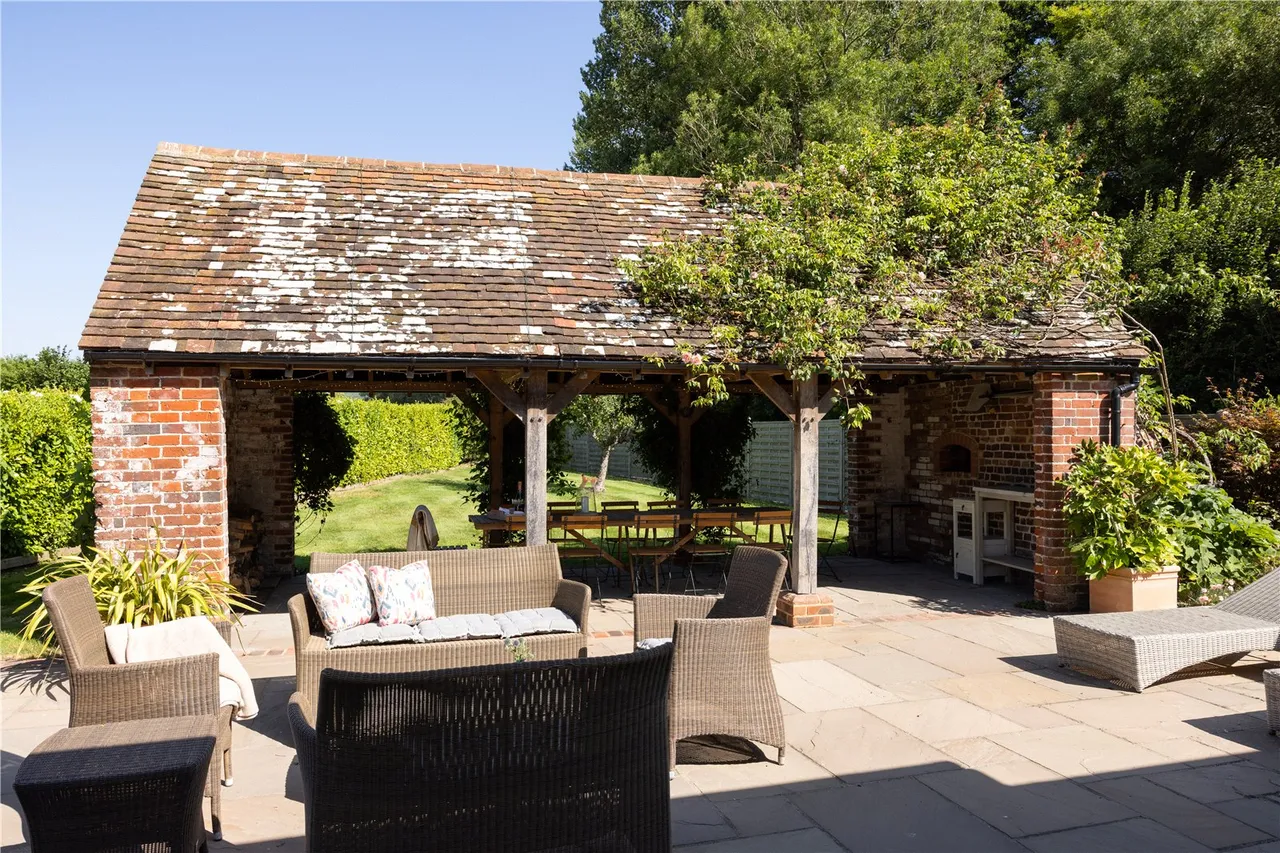 A Georgian Country House in the South Downs, 2.7 Acres, photo 22
